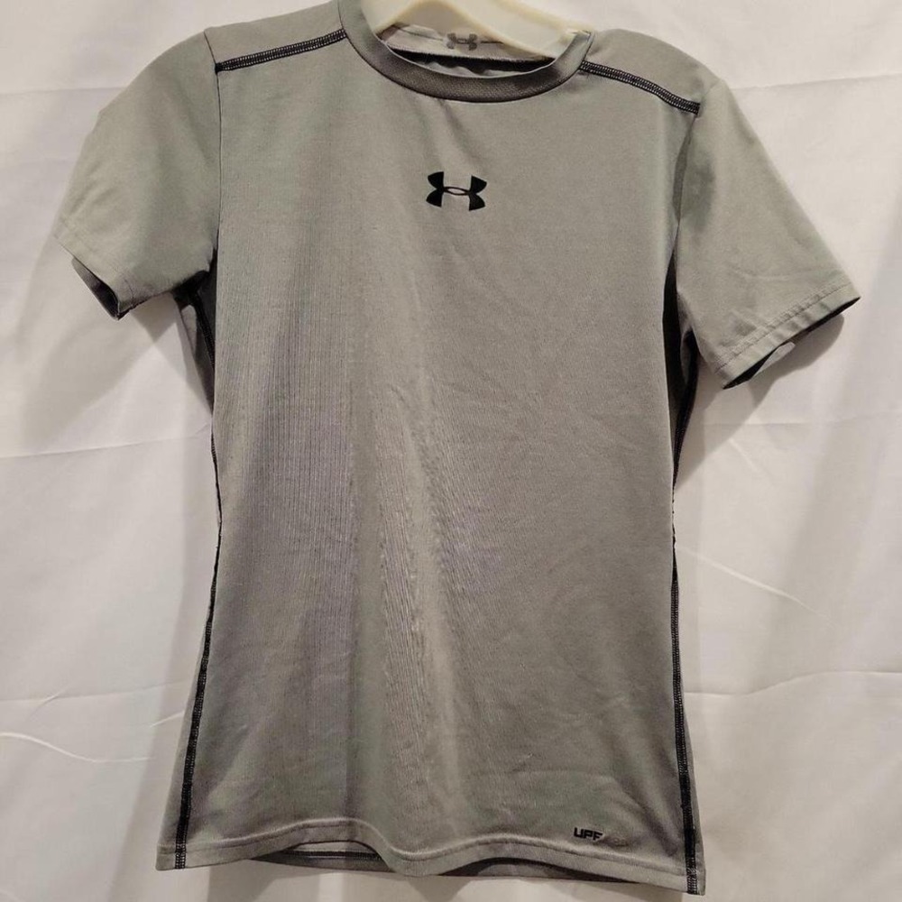 Boys Under Armour Athletic Shirt Youth Size Large Gray